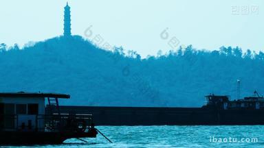 清晨江河湖海上的货船<strong>邮轮</strong>船实拍空镜头